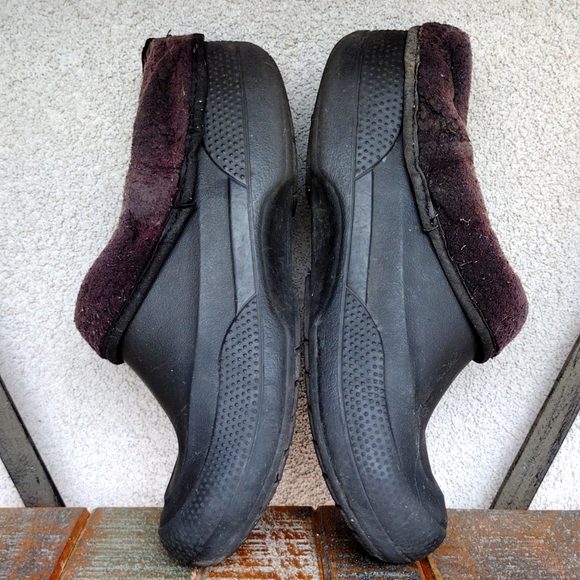 CROC Fleece-lined Cozy Clogs - Picture 2 of 8